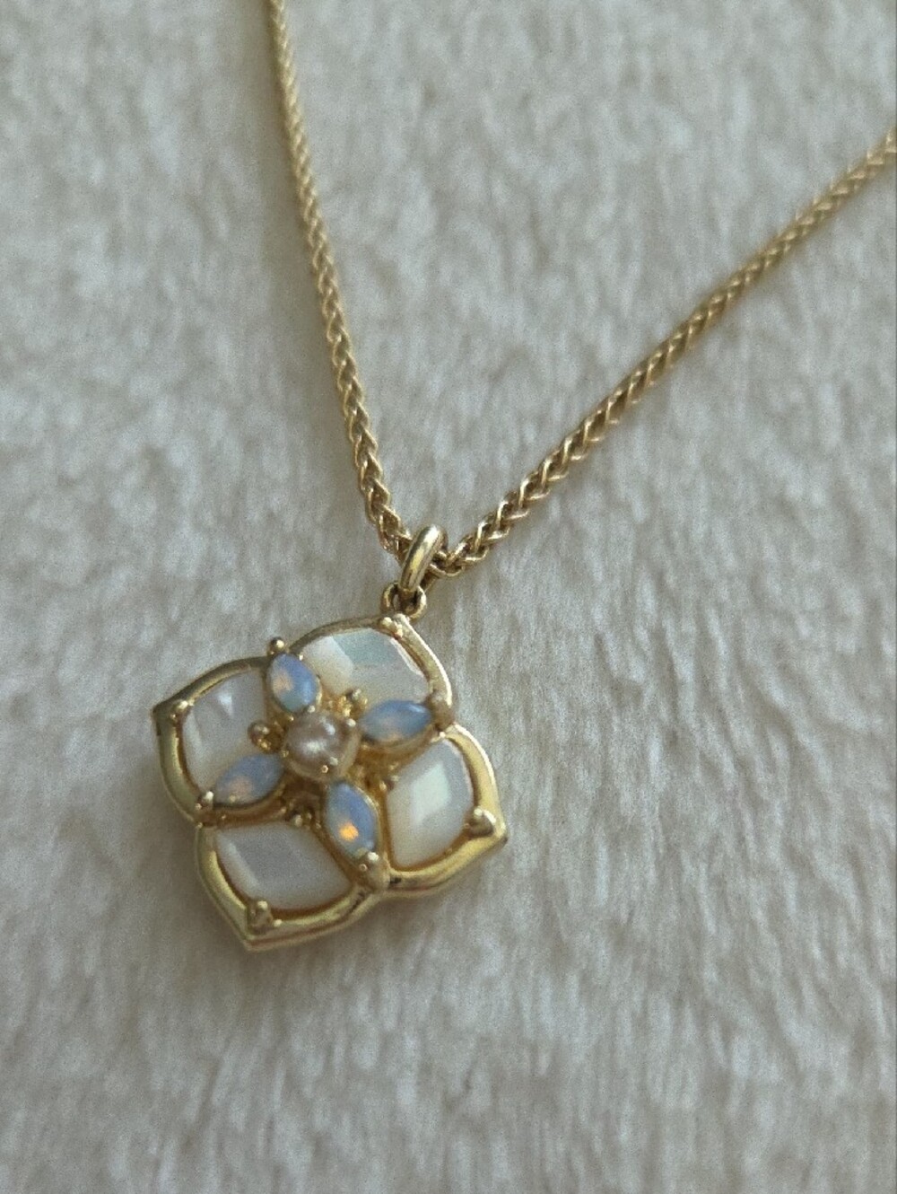Kendra Scott Dira Stone Pendant Necklace Gold Ivory Mother of Pearl Opal